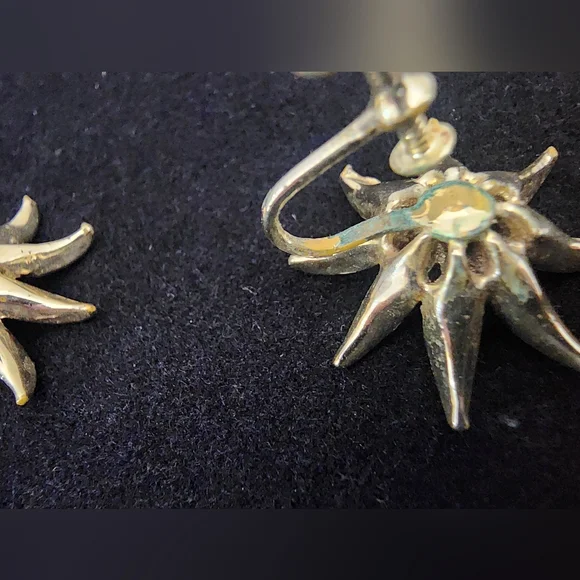 SE16 Gold and Pink Color Floral Screw-on Earrings For No Pierced Ears - Picture 7 of 8